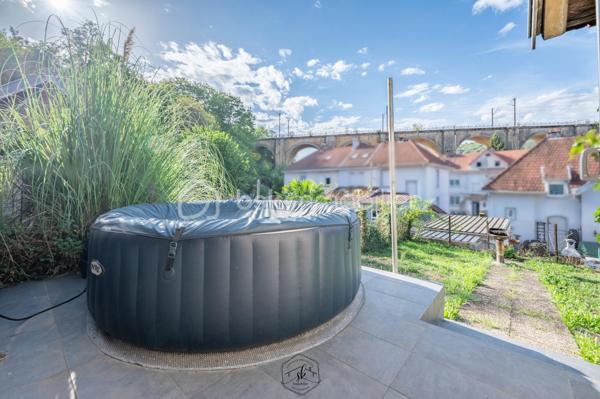 À découvrir à Nilvange, agréable appartement de 65 m² offrant un cadre de vie confortable, lumineux et particulièrement agréable grâce à son extérieur privatif exposé plein sud.

L’appartement dispose d’une belle pièce de vie, de deux chambres et bénéficie d’une terrasse avec jardin privatif exposé plein sud, idéale pour profiter des beaux jours, prendre ses repas en extérieur ou aménager un espace détente.

Les atouts du bien :
🏠 65 m² habitables
🛏️ 2 chambres
☀️ Terrasse exposée plein sud
🌳 Jardin privatif
📦 2 caves privatives
💰 Pas de charges de copropriété
🌿 Extérieur privatif, rare et recherché
📍 Nilvange, à proximité des commodités et des principaux axes routiers
🎥 Visite virtuelle disponible sur demande

Un bien particulièrement intéressant pour un premier achat, un couple, une petite famille ou un investisseur.

À visiter sans tarder !