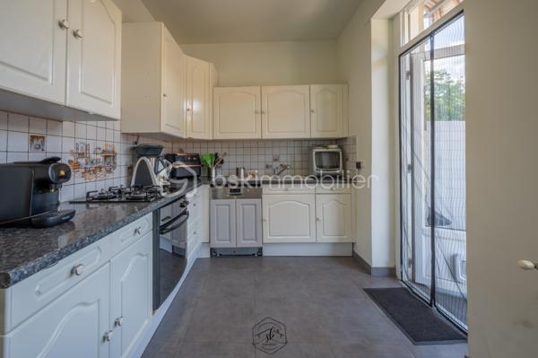 À découvrir à Nilvange, agréable appartement de 65 m² offrant un cadre de vie confortable, lumineux et particulièrement agréable grâce à son extérieur privatif exposé plein sud.

L’appartement dispose d’une belle pièce de vie, de deux chambres et bénéficie d’une terrasse avec jardin privatif exposé plein sud, idéale pour profiter des beaux jours, prendre ses repas en extérieur ou aménager un espace détente.

Les atouts du bien :
🏠 65 m² habitables
🛏️ 2 chambres
☀️ Terrasse exposée plein sud
🌳 Jardin privatif
📦 2 caves privatives
💰 Pas de charges de copropriété
🌿 Extérieur privatif, rare et recherché
📍 Nilvange, à proximité des commodités et des principaux axes routiers
🎥 Visite virtuelle disponible sur demande

Un bien particulièrement intéressant pour un premier achat, un couple, une petite famille ou un investisseur.

À visiter sans tarder !