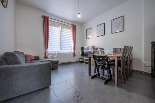 À découvrir à Nilvange, agréable appartement de 65 m² offrant un cadre de vie confortable, lumineux et particulièrement agréable grâce à son extérieur privatif exposé plein sud.

L’appartement dispose d’une belle pièce de vie, de deux chambres et bénéficie d’une terrasse avec jardin privatif exposé plein sud, idéale pour profiter des beaux jours, prendre ses repas en extérieur ou aménager un espace détente.

Les atouts du bien :
🏠 65 m² habitables
🛏️ 2 chambres
☀️ Terrasse exposée plein sud
🌳 Jardin privatif
📦 2 caves privatives
💰 Pas de charges de copropriété
🌿 Extérieur privatif, rare et recherché
📍 Nilvange, à proximité des commodités et des principaux axes routiers
🎥 Visite virtuelle disponible sur demande

Un bien particulièrement intéressant pour un premier achat, un couple, une petite famille ou un investisseur.

À visiter sans tarder !