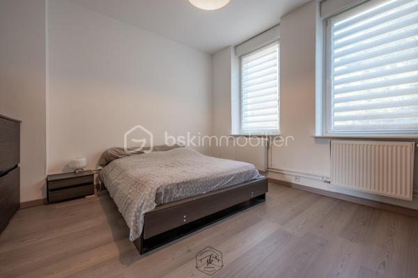 À découvrir à Nilvange, agréable appartement de 65 m² offrant un cadre de vie confortable, lumineux et particulièrement agréable grâce à son extérieur privatif exposé plein sud.

L’appartement dispose d’une belle pièce de vie, de deux chambres et bénéficie d’une terrasse avec jardin privatif exposé plein sud, idéale pour profiter des beaux jours, prendre ses repas en extérieur ou aménager un espace détente.

Les atouts du bien :
🏠 65 m² habitables
🛏️ 2 chambres
☀️ Terrasse exposée plein sud
🌳 Jardin privatif
📦 2 caves privatives
💰 Pas de charges de copropriété
🌿 Extérieur privatif, rare et recherché
📍 Nilvange, à proximité des commodités et des principaux axes routiers
🎥 Visite virtuelle disponible sur demande

Un bien particulièrement intéressant pour un premier achat, un couple, une petite famille ou un investisseur.

À visiter sans tarder !