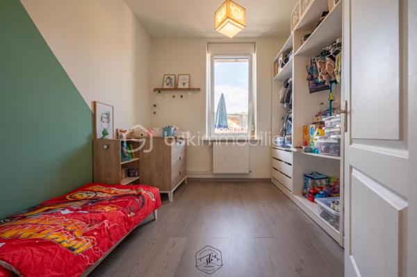 À découvrir à Nilvange, agréable appartement de 65 m² offrant un cadre de vie confortable, lumineux et particulièrement agréable grâce à son extérieur privatif exposé plein sud.

L’appartement dispose d’une belle pièce de vie, de deux chambres et bénéficie d’une terrasse avec jardin privatif exposé plein sud, idéale pour profiter des beaux jours, prendre ses repas en extérieur ou aménager un espace détente.

Les atouts du bien :
🏠 65 m² habitables
🛏️ 2 chambres
☀️ Terrasse exposée plein sud
🌳 Jardin privatif
📦 2 caves privatives
💰 Pas de charges de copropriété
🌿 Extérieur privatif, rare et recherché
📍 Nilvange, à proximité des commodités et des principaux axes routiers
🎥 Visite virtuelle disponible sur demande

Un bien particulièrement intéressant pour un premier achat, un couple, une petite famille ou un investisseur.

À visiter sans tarder !