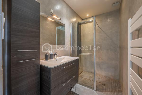 À découvrir à Nilvange, agréable appartement de 65 m² offrant un cadre de vie confortable, lumineux et particulièrement agréable grâce à son extérieur privatif exposé plein sud.

L’appartement dispose d’une belle pièce de vie, de deux chambres et bénéficie d’une terrasse avec jardin privatif exposé plein sud, idéale pour profiter des beaux jours, prendre ses repas en extérieur ou aménager un espace détente.

Les atouts du bien :
🏠 65 m² habitables
🛏️ 2 chambres
☀️ Terrasse exposée plein sud
🌳 Jardin privatif
📦 2 caves privatives
💰 Pas de charges de copropriété
🌿 Extérieur privatif, rare et recherché
📍 Nilvange, à proximité des commodités et des principaux axes routiers
🎥 Visite virtuelle disponible sur demande

Un bien particulièrement intéressant pour un premier achat, un couple, une petite famille ou un investisseur.

À visiter sans tarder !