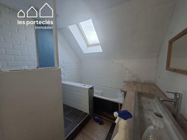 Pour amateurs de rénovation : maison d'habitation et dépendances