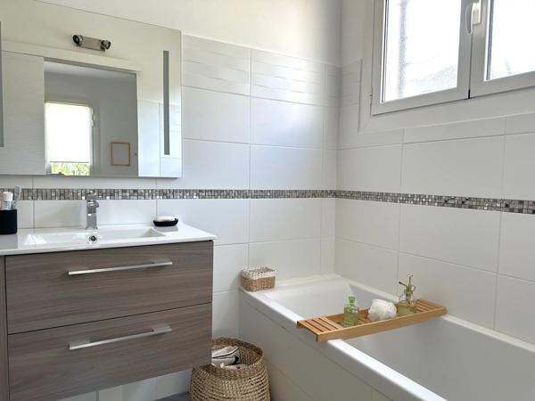 Belle Maison Familiale en deux appartements T4 – 220 m² habitables Piscine – Jardin exotique – Stationnements – Quartier Quatre Chemins des Routes