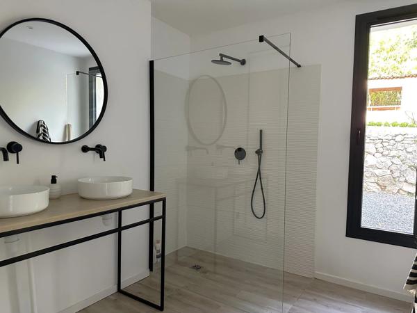 Belle Maison Familiale en deux appartements T4 – 220 m² habitables Piscine – Jardin exotique – Stationnements – Quartier Quatre Chemins des Routes