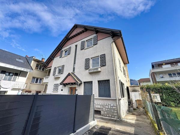 Immeuble 10 pièces - 303 m²