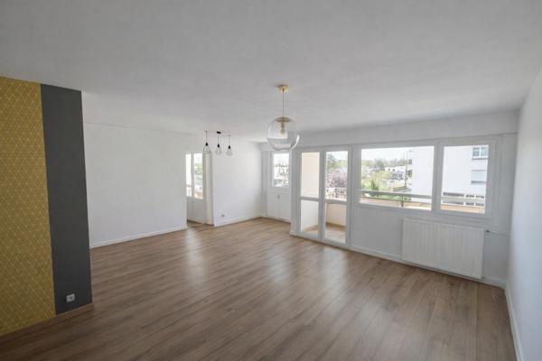 Grand appartement T3 de 83 m2 avec balcon et garage fermé.