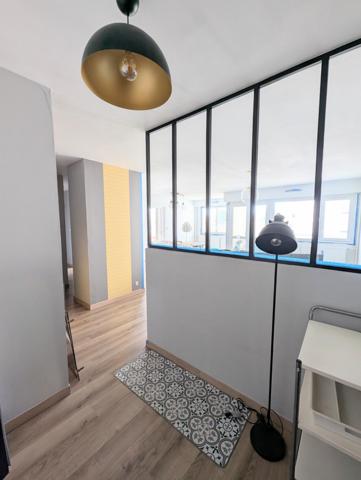 Grand appartement T3 de 83 m2 avec balcon et garage fermé.