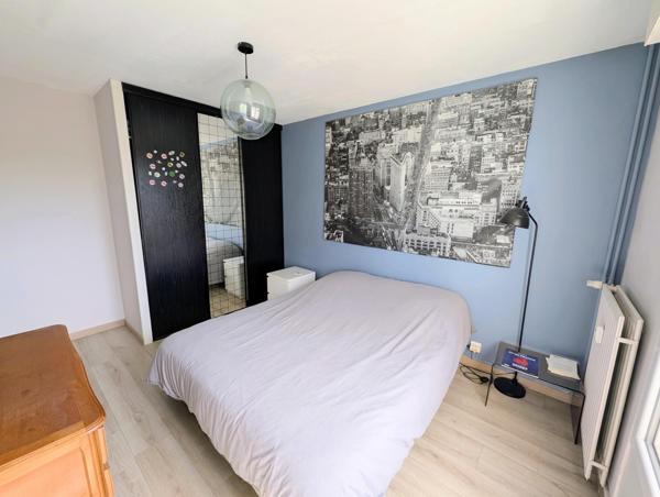 Grand appartement T3 de 83 m2 avec balcon et garage fermé.