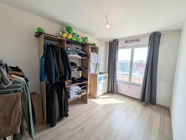 Grand appartement T3 de 83 m2 avec balcon et garage fermé.