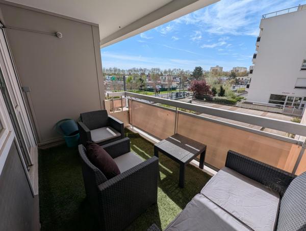 Grand appartement T3 de 83 m2 avec balcon et garage fermé.