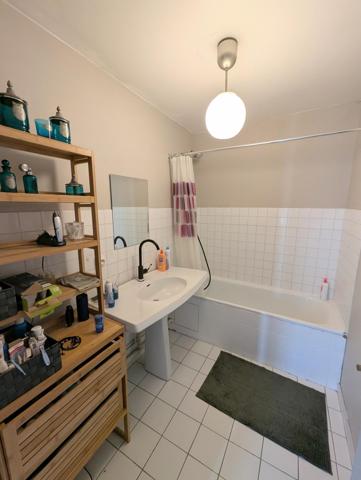 Grand appartement T3 de 83 m2 avec balcon et garage fermé.