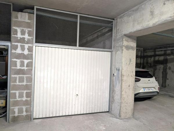 Grand appartement T3 de 83 m2 avec balcon et garage fermé.