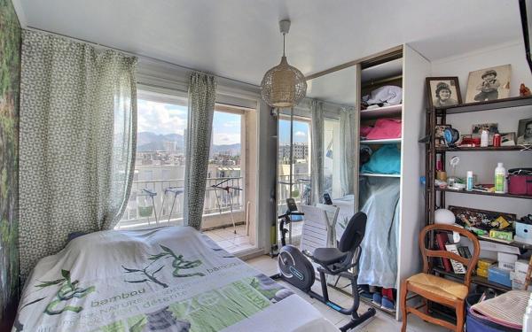 Appartement à vendre    4 pièces • 66,83 m2 Marseille 8