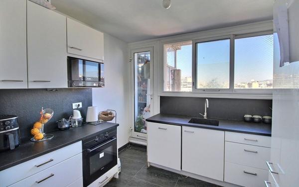 Appartement à vendre    4 pièces • 66,83 m2 Marseille 8