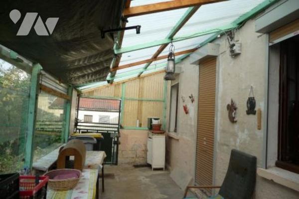 Une maison à usage d'habitation proche de tous commerces.