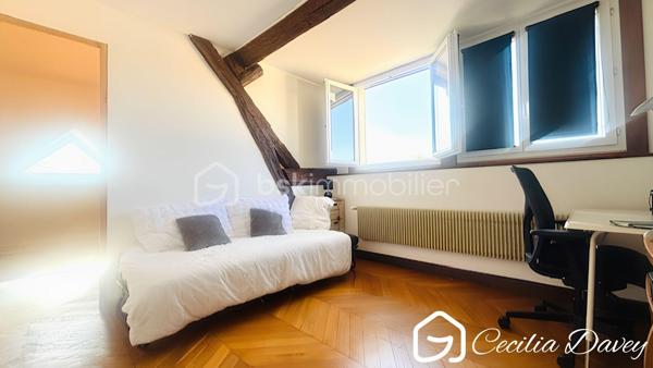 *** Nouveauté en Exclusivité: Elégante Maison bourgeoise du XIXème siècle alliant le charme de l'ancien et le confort moderne dans un cadre de vie paisible aux portes de Charny  ***

Edifiée sur un terrain entièrement clos, cette jolie Maison de caractère séduit par son cachet, ses beaux volumes et son atmosphère chaleureuse. Entre poutres apparentes, parquet massif, véranda baignée de lumière et jardin entretenu, tout a été pensé pour offrir un cadre de vie aussi confortable qu'authentique. Une vie de plain-pied est notamment possible.

* Descriptif de la Maison *

Au rez-de-jardin :
- Une entrée chaleureuse par sa grande véranda
- Une spacieuse cuisine aménagée et équipée avec son espace dinatoire
- Un salon / salle à manger agrémenté de son poêle à bois   
- 2 chambres de plain-pied 
- Une salle d'eau avec une douche 
- Un wc séparé

A l'étage :
- Un dégagement desservant :
- 2 belles chambres 
- Une pièce palière
- Un bureau ou dressing
- Un wc séparé

* Ses extérieurs *
- Un terrain entièrement clos d'environ 589m²
- Un garage fermé
- Un atelier pour les bricoleurs, ou artiste ou pour du stockage
- Un appentis offrant un espace supplémentaire
- Une terrasse
- Une cave d'environ 16m²

* Son secteur *
- 3 mins de Charny où se trouve son centre ville : supermarché, banque, boulanger, pharmacie, boucherie, centre médical, centre dentaire, centre sportif, école, collège...
- 15 mins de l'autoroute A6

* Ses équipements et ses avantages *
- Toiture de la Maison en très bon état 
- Ouvertures en double vitrage 
- Pompe à Chaleur air/eau installée en 2024, offrant une performance énergétique idéale et permettant de faire des économies
- Poêle à bois relié aux radiateurs de la maison, pour un chauffage à le fois économique et agréable
- Assainissement collectif
- Maison bénéficiant d'une isolation du toit et du plancher bas, garantissant un confort optimal été comme hiver
- Faible taxe foncière, véritable avantage
- Fibre installée
- Pas de mitoyenneté

Une visite suffira pour être séduit par son charme... A visiter rapidement !