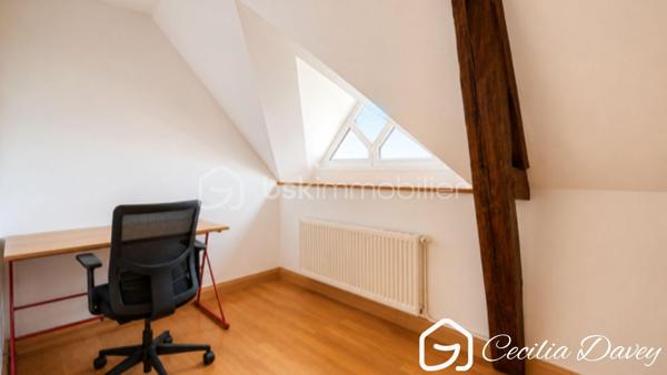 *** Nouveauté en Exclusivité: Elégante Maison bourgeoise du XIXème siècle alliant le charme de l'ancien et le confort moderne dans un cadre de vie paisible aux portes de Charny  ***

Edifiée sur un terrain entièrement clos, cette jolie Maison de caractère séduit par son cachet, ses beaux volumes et son atmosphère chaleureuse. Entre poutres apparentes, parquet massif, véranda baignée de lumière et jardin entretenu, tout a été pensé pour offrir un cadre de vie aussi confortable qu'authentique. Une vie de plain-pied est notamment possible.

* Descriptif de la Maison *

Au rez-de-jardin :
- Une entrée chaleureuse par sa grande véranda
- Une spacieuse cuisine aménagée et équipée avec son espace dinatoire
- Un salon / salle à manger agrémenté de son poêle à bois   
- 2 chambres de plain-pied 
- Une salle d'eau avec une douche 
- Un wc séparé

A l'étage :
- Un dégagement desservant :
- 2 belles chambres 
- Une pièce palière
- Un bureau ou dressing
- Un wc séparé

* Ses extérieurs *
- Un terrain entièrement clos d'environ 589m²
- Un garage fermé
- Un atelier pour les bricoleurs, ou artiste ou pour du stockage
- Un appentis offrant un espace supplémentaire
- Une terrasse
- Une cave d'environ 16m²

* Son secteur *
- 3 mins de Charny où se trouve son centre ville : supermarché, banque, boulanger, pharmacie, boucherie, centre médical, centre dentaire, centre sportif, école, collège...
- 15 mins de l'autoroute A6

* Ses équipements et ses avantages *
- Toiture de la Maison en très bon état 
- Ouvertures en double vitrage 
- Pompe à Chaleur air/eau installée en 2024, offrant une performance énergétique idéale et permettant de faire des économies
- Poêle à bois relié aux radiateurs de la maison, pour un chauffage à le fois économique et agréable
- Assainissement collectif
- Maison bénéficiant d'une isolation du toit et du plancher bas, garantissant un confort optimal été comme hiver
- Faible taxe foncière, véritable avantage
- Fibre installée
- Pas de mitoyenneté

Une visite suffira pour être séduit par son charme... A visiter rapidement !
