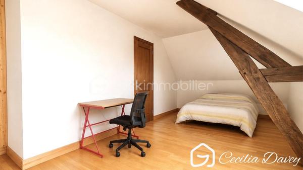 *** Nouveauté en Exclusivité: Elégante Maison bourgeoise du XIXème siècle alliant le charme de l'ancien et le confort moderne dans un cadre de vie paisible aux portes de Charny  ***

Edifiée sur un terrain entièrement clos, cette jolie Maison de caractère séduit par son cachet, ses beaux volumes et son atmosphère chaleureuse. Entre poutres apparentes, parquet massif, véranda baignée de lumière et jardin entretenu, tout a été pensé pour offrir un cadre de vie aussi confortable qu'authentique. Une vie de plain-pied est notamment possible.

* Descriptif de la Maison *

Au rez-de-jardin :
- Une entrée chaleureuse par sa grande véranda
- Une spacieuse cuisine aménagée et équipée avec son espace dinatoire
- Un salon / salle à manger agrémenté de son poêle à bois   
- 2 chambres de plain-pied 
- Une salle d'eau avec une douche 
- Un wc séparé

A l'étage :
- Un dégagement desservant :
- 2 belles chambres 
- Une pièce palière
- Un bureau ou dressing
- Un wc séparé

* Ses extérieurs *
- Un terrain entièrement clos d'environ 589m²
- Un garage fermé
- Un atelier pour les bricoleurs, ou artiste ou pour du stockage
- Un appentis offrant un espace supplémentaire
- Une terrasse
- Une cave d'environ 16m²

* Son secteur *
- 3 mins de Charny où se trouve son centre ville : supermarché, banque, boulanger, pharmacie, boucherie, centre médical, centre dentaire, centre sportif, école, collège...
- 15 mins de l'autoroute A6

* Ses équipements et ses avantages *
- Toiture de la Maison en très bon état 
- Ouvertures en double vitrage 
- Pompe à Chaleur air/eau installée en 2024, offrant une performance énergétique idéale et permettant de faire des économies
- Poêle à bois relié aux radiateurs de la maison, pour un chauffage à le fois économique et agréable
- Assainissement collectif
- Maison bénéficiant d'une isolation du toit et du plancher bas, garantissant un confort optimal été comme hiver
- Faible taxe foncière, véritable avantage
- Fibre installée
- Pas de mitoyenneté

Une visite suffira pour être séduit par son charme... A visiter rapidement !