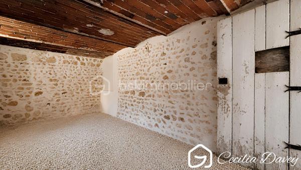 *** Nouveauté en Exclusivité: Elégante Maison bourgeoise du XIXème siècle alliant le charme de l'ancien et le confort moderne dans un cadre de vie paisible aux portes de Charny  ***

Edifiée sur un terrain entièrement clos, cette jolie Maison de caractère séduit par son cachet, ses beaux volumes et son atmosphère chaleureuse. Entre poutres apparentes, parquet massif, véranda baignée de lumière et jardin entretenu, tout a été pensé pour offrir un cadre de vie aussi confortable qu'authentique. Une vie de plain-pied est notamment possible.

* Descriptif de la Maison *

Au rez-de-jardin :
- Une entrée chaleureuse par sa grande véranda
- Une spacieuse cuisine aménagée et équipée avec son espace dinatoire
- Un salon / salle à manger agrémenté de son poêle à bois   
- 2 chambres de plain-pied 
- Une salle d'eau avec une douche 
- Un wc séparé

A l'étage :
- Un dégagement desservant :
- 2 belles chambres 
- Une pièce palière
- Un bureau ou dressing
- Un wc séparé

* Ses extérieurs *
- Un terrain entièrement clos d'environ 589m²
- Un garage fermé
- Un atelier pour les bricoleurs, ou artiste ou pour du stockage
- Un appentis offrant un espace supplémentaire
- Une terrasse
- Une cave d'environ 16m²

* Son secteur *
- 3 mins de Charny où se trouve son centre ville : supermarché, banque, boulanger, pharmacie, boucherie, centre médical, centre dentaire, centre sportif, école, collège...
- 15 mins de l'autoroute A6

* Ses équipements et ses avantages *
- Toiture de la Maison en très bon état 
- Ouvertures en double vitrage 
- Pompe à Chaleur air/eau installée en 2024, offrant une performance énergétique idéale et permettant de faire des économies
- Poêle à bois relié aux radiateurs de la maison, pour un chauffage à le fois économique et agréable
- Assainissement collectif
- Maison bénéficiant d'une isolation du toit et du plancher bas, garantissant un confort optimal été comme hiver
- Faible taxe foncière, véritable avantage
- Fibre installée
- Pas de mitoyenneté

Une visite suffira pour être séduit par son charme... A visiter rapidement !