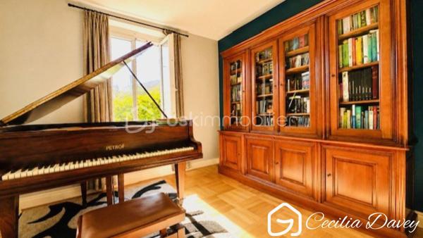 *** Nouveauté en Exclusivité: Elégante Maison bourgeoise du XIXème siècle alliant le charme de l'ancien et le confort moderne dans un cadre de vie paisible aux portes de Charny  ***

Edifiée sur un terrain entièrement clos, cette jolie Maison de caractère séduit par son cachet, ses beaux volumes et son atmosphère chaleureuse. Entre poutres apparentes, parquet massif, véranda baignée de lumière et jardin entretenu, tout a été pensé pour offrir un cadre de vie aussi confortable qu'authentique. Une vie de plain-pied est notamment possible.

* Descriptif de la Maison *

Au rez-de-jardin :
- Une entrée chaleureuse par sa grande véranda
- Une spacieuse cuisine aménagée et équipée avec son espace dinatoire
- Un salon / salle à manger agrémenté de son poêle à bois   
- 2 chambres de plain-pied 
- Une salle d'eau avec une douche 
- Un wc séparé

A l'étage :
- Un dégagement desservant :
- 2 belles chambres 
- Une pièce palière
- Un bureau ou dressing
- Un wc séparé

* Ses extérieurs *
- Un terrain entièrement clos d'environ 589m²
- Un garage fermé
- Un atelier pour les bricoleurs, ou artiste ou pour du stockage
- Un appentis offrant un espace supplémentaire
- Une terrasse
- Une cave d'environ 16m²

* Son secteur *
- 3 mins de Charny où se trouve son centre ville : supermarché, banque, boulanger, pharmacie, boucherie, centre médical, centre dentaire, centre sportif, école, collège...
- 15 mins de l'autoroute A6

* Ses équipements et ses avantages *
- Toiture de la Maison en très bon état 
- Ouvertures en double vitrage 
- Pompe à Chaleur air/eau installée en 2024, offrant une performance énergétique idéale et permettant de faire des économies
- Poêle à bois relié aux radiateurs de la maison, pour un chauffage à le fois économique et agréable
- Assainissement collectif
- Maison bénéficiant d'une isolation du toit et du plancher bas, garantissant un confort optimal été comme hiver
- Faible taxe foncière, véritable avantage
- Fibre installée
- Pas de mitoyenneté

Une visite suffira pour être séduit par son charme... A visiter rapidement !