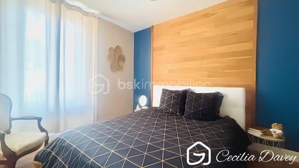 *** Nouveauté en Exclusivité: Elégante Maison bourgeoise du XIXème siècle alliant le charme de l'ancien et le confort moderne dans un cadre de vie paisible aux portes de Charny  ***

Edifiée sur un terrain entièrement clos, cette jolie Maison de caractère séduit par son cachet, ses beaux volumes et son atmosphère chaleureuse. Entre poutres apparentes, parquet massif, véranda baignée de lumière et jardin entretenu, tout a été pensé pour offrir un cadre de vie aussi confortable qu'authentique. Une vie de plain-pied est notamment possible.

* Descriptif de la Maison *

Au rez-de-jardin :
- Une entrée chaleureuse par sa grande véranda
- Une spacieuse cuisine aménagée et équipée avec son espace dinatoire
- Un salon / salle à manger agrémenté de son poêle à bois   
- 2 chambres de plain-pied 
- Une salle d'eau avec une douche 
- Un wc séparé

A l'étage :
- Un dégagement desservant :
- 2 belles chambres 
- Une pièce palière
- Un bureau ou dressing
- Un wc séparé

* Ses extérieurs *
- Un terrain entièrement clos d'environ 589m²
- Un garage fermé
- Un atelier pour les bricoleurs, ou artiste ou pour du stockage
- Un appentis offrant un espace supplémentaire
- Une terrasse
- Une cave d'environ 16m²

* Son secteur *
- 3 mins de Charny où se trouve son centre ville : supermarché, banque, boulanger, pharmacie, boucherie, centre médical, centre dentaire, centre sportif, école, collège...
- 15 mins de l'autoroute A6

* Ses équipements et ses avantages *
- Toiture de la Maison en très bon état 
- Ouvertures en double vitrage 
- Pompe à Chaleur air/eau installée en 2024, offrant une performance énergétique idéale et permettant de faire des économies
- Poêle à bois relié aux radiateurs de la maison, pour un chauffage à le fois économique et agréable
- Assainissement collectif
- Maison bénéficiant d'une isolation du toit et du plancher bas, garantissant un confort optimal été comme hiver
- Faible taxe foncière, véritable avantage
- Fibre installée
- Pas de mitoyenneté

Une visite suffira pour être séduit par son charme... A visiter rapidement !