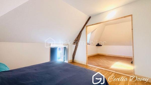 *** Nouveauté en Exclusivité: Elégante Maison bourgeoise du XIXème siècle alliant le charme de l'ancien et le confort moderne dans un cadre de vie paisible aux portes de Charny  ***

Edifiée sur un terrain entièrement clos, cette jolie Maison de caractère séduit par son cachet, ses beaux volumes et son atmosphère chaleureuse. Entre poutres apparentes, parquet massif, véranda baignée de lumière et jardin entretenu, tout a été pensé pour offrir un cadre de vie aussi confortable qu'authentique. Une vie de plain-pied est notamment possible.

* Descriptif de la Maison *

Au rez-de-jardin :
- Une entrée chaleureuse par sa grande véranda
- Une spacieuse cuisine aménagée et équipée avec son espace dinatoire
- Un salon / salle à manger agrémenté de son poêle à bois   
- 2 chambres de plain-pied 
- Une salle d'eau avec une douche 
- Un wc séparé

A l'étage :
- Un dégagement desservant :
- 2 belles chambres 
- Une pièce palière
- Un bureau ou dressing
- Un wc séparé

* Ses extérieurs *
- Un terrain entièrement clos d'environ 589m²
- Un garage fermé
- Un atelier pour les bricoleurs, ou artiste ou pour du stockage
- Un appentis offrant un espace supplémentaire
- Une terrasse
- Une cave d'environ 16m²

* Son secteur *
- 3 mins de Charny où se trouve son centre ville : supermarché, banque, boulanger, pharmacie, boucherie, centre médical, centre dentaire, centre sportif, école, collège...
- 15 mins de l'autoroute A6

* Ses équipements et ses avantages *
- Toiture de la Maison en très bon état 
- Ouvertures en double vitrage 
- Pompe à Chaleur air/eau installée en 2024, offrant une performance énergétique idéale et permettant de faire des économies
- Poêle à bois relié aux radiateurs de la maison, pour un chauffage à le fois économique et agréable
- Assainissement collectif
- Maison bénéficiant d'une isolation du toit et du plancher bas, garantissant un confort optimal été comme hiver
- Faible taxe foncière, véritable avantage
- Fibre installée
- Pas de mitoyenneté

Une visite suffira pour être séduit par son charme... A visiter rapidement !