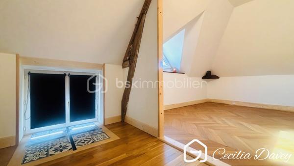 *** Nouveauté en Exclusivité: Elégante Maison bourgeoise du XIXème siècle alliant le charme de l'ancien et le confort moderne dans un cadre de vie paisible aux portes de Charny  ***

Edifiée sur un terrain entièrement clos, cette jolie Maison de caractère séduit par son cachet, ses beaux volumes et son atmosphère chaleureuse. Entre poutres apparentes, parquet massif, véranda baignée de lumière et jardin entretenu, tout a été pensé pour offrir un cadre de vie aussi confortable qu'authentique. Une vie de plain-pied est notamment possible.

* Descriptif de la Maison *

Au rez-de-jardin :
- Une entrée chaleureuse par sa grande véranda
- Une spacieuse cuisine aménagée et équipée avec son espace dinatoire
- Un salon / salle à manger agrémenté de son poêle à bois   
- 2 chambres de plain-pied 
- Une salle d'eau avec une douche 
- Un wc séparé

A l'étage :
- Un dégagement desservant :
- 2 belles chambres 
- Une pièce palière
- Un bureau ou dressing
- Un wc séparé

* Ses extérieurs *
- Un terrain entièrement clos d'environ 589m²
- Un garage fermé
- Un atelier pour les bricoleurs, ou artiste ou pour du stockage
- Un appentis offrant un espace supplémentaire
- Une terrasse
- Une cave d'environ 16m²

* Son secteur *
- 3 mins de Charny où se trouve son centre ville : supermarché, banque, boulanger, pharmacie, boucherie, centre médical, centre dentaire, centre sportif, école, collège...
- 15 mins de l'autoroute A6

* Ses équipements et ses avantages *
- Toiture de la Maison en très bon état 
- Ouvertures en double vitrage 
- Pompe à Chaleur air/eau installée en 2024, offrant une performance énergétique idéale et permettant de faire des économies
- Poêle à bois relié aux radiateurs de la maison, pour un chauffage à le fois économique et agréable
- Assainissement collectif
- Maison bénéficiant d'une isolation du toit et du plancher bas, garantissant un confort optimal été comme hiver
- Faible taxe foncière, véritable avantage
- Fibre installée
- Pas de mitoyenneté

Une visite suffira pour être séduit par son charme... A visiter rapidement !