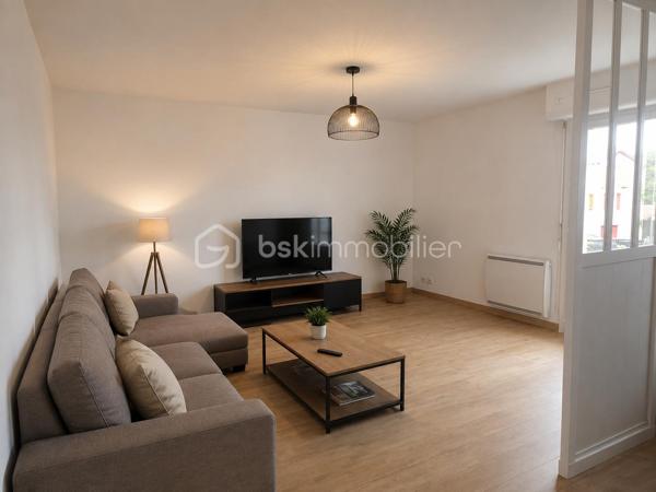 Découvrez ce charmant T2 rénové situé au 2ème étage sur 3 avec ascenseur au sein 
d'une petite copropriété proche du centre ville de Cambo-Les-Bains à pied.

Cet appartement rénové avec goût vous propose une pièce de vie lumineuse
de 26m² avec sa cuisine neuve semi-ouverte, aménagée et équipée pourvue d'une verrière
en accès direct sur un balcon (exposition Sud-Est) bénéficiant d'une belle
vue dégagée sur les montagnes.

Côté nuit, vous profiterez d'une chambre spacieuse de 14m² avec de grands
placards, d'une salle de bain et d'un WC séparé.

Côté extérieur, vous bénéficiez d'une cave privative, d'un parc arboré commun 
ainsi que de plusieurs places de parking libres.

Côté technique : Chauffage électrique avec des radiateurs modernes et neufs,
huisserie PVC et bois, double vitrage, VMC, fibre, interphone.

Les Atouts : Situation géographique idéale pour une vie tout à pied - Balcon -
Intérieur rénové - Petite copropriété - Ascenseur - Belle vue dégagée sur les montagnes

Je suis à votre écoute 7jours/7, je m'adapte à votre planning.