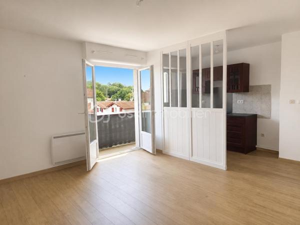 Découvrez ce charmant T2 rénové situé au 2ème étage sur 3 avec ascenseur au sein 
d'une petite copropriété proche du centre ville de Cambo-Les-Bains à pied.

Cet appartement rénové avec goût vous propose une pièce de vie lumineuse
de 26m² avec sa cuisine neuve semi-ouverte, aménagée et équipée pourvue d'une verrière
en accès direct sur un balcon (exposition Sud-Est) bénéficiant d'une belle
vue dégagée sur les montagnes.

Côté nuit, vous profiterez d'une chambre spacieuse de 14m² avec de grands
placards, d'une salle de bain et d'un WC séparé.

Côté extérieur, vous bénéficiez d'une cave privative, d'un parc arboré commun 
ainsi que de plusieurs places de parking libres.

Côté technique : Chauffage électrique avec des radiateurs modernes et neufs,
huisserie PVC et bois, double vitrage, VMC, fibre, interphone.

Les Atouts : Situation géographique idéale pour une vie tout à pied - Balcon -
Intérieur rénové - Petite copropriété - Ascenseur - Belle vue dégagée sur les montagnes

Je suis à votre écoute 7jours/7, je m'adapte à votre planning.