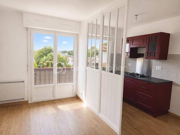 Découvrez ce charmant T2 rénové situé au 2ème étage sur 3 avec ascenseur au sein 
d'une petite copropriété proche du centre ville de Cambo-Les-Bains à pied.

Cet appartement rénové avec goût vous propose une pièce de vie lumineuse
de 26m² avec sa cuisine neuve semi-ouverte, aménagée et équipée pourvue d'une verrière
en accès direct sur un balcon (exposition Sud-Est) bénéficiant d'une belle
vue dégagée sur les montagnes.

Côté nuit, vous profiterez d'une chambre spacieuse de 14m² avec de grands
placards, d'une salle de bain et d'un WC séparé.

Côté extérieur, vous bénéficiez d'une cave privative, d'un parc arboré commun 
ainsi que de plusieurs places de parking libres.

Côté technique : Chauffage électrique avec des radiateurs modernes et neufs,
huisserie PVC et bois, double vitrage, VMC, fibre, interphone.

Les Atouts : Situation géographique idéale pour une vie tout à pied - Balcon -
Intérieur rénové - Petite copropriété - Ascenseur - Belle vue dégagée sur les montagnes

Je suis à votre écoute 7jours/7, je m'adapte à votre planning.