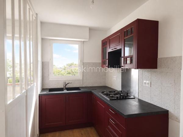Découvrez ce charmant T2 rénové situé au 2ème étage sur 3 avec ascenseur au sein 
d'une petite copropriété proche du centre ville de Cambo-Les-Bains à pied.

Cet appartement rénové avec goût vous propose une pièce de vie lumineuse
de 26m² avec sa cuisine neuve semi-ouverte, aménagée et équipée pourvue d'une verrière
en accès direct sur un balcon (exposition Sud-Est) bénéficiant d'une belle
vue dégagée sur les montagnes.

Côté nuit, vous profiterez d'une chambre spacieuse de 14m² avec de grands
placards, d'une salle de bain et d'un WC séparé.

Côté extérieur, vous bénéficiez d'une cave privative, d'un parc arboré commun 
ainsi que de plusieurs places de parking libres.

Côté technique : Chauffage électrique avec des radiateurs modernes et neufs,
huisserie PVC et bois, double vitrage, VMC, fibre, interphone.

Les Atouts : Situation géographique idéale pour une vie tout à pied - Balcon -
Intérieur rénové - Petite copropriété - Ascenseur - Belle vue dégagée sur les montagnes

Je suis à votre écoute 7jours/7, je m'adapte à votre planning.