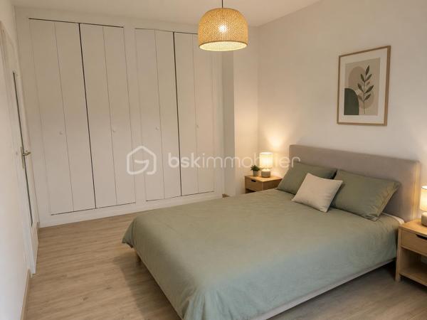 Découvrez ce charmant T2 rénové situé au 2ème étage sur 3 avec ascenseur au sein 
d'une petite copropriété proche du centre ville de Cambo-Les-Bains à pied.

Cet appartement rénové avec goût vous propose une pièce de vie lumineuse
de 26m² avec sa cuisine neuve semi-ouverte, aménagée et équipée pourvue d'une verrière
en accès direct sur un balcon (exposition Sud-Est) bénéficiant d'une belle
vue dégagée sur les montagnes.

Côté nuit, vous profiterez d'une chambre spacieuse de 14m² avec de grands
placards, d'une salle de bain et d'un WC séparé.

Côté extérieur, vous bénéficiez d'une cave privative, d'un parc arboré commun 
ainsi que de plusieurs places de parking libres.

Côté technique : Chauffage électrique avec des radiateurs modernes et neufs,
huisserie PVC et bois, double vitrage, VMC, fibre, interphone.

Les Atouts : Situation géographique idéale pour une vie tout à pied - Balcon -
Intérieur rénové - Petite copropriété - Ascenseur - Belle vue dégagée sur les montagnes

Je suis à votre écoute 7jours/7, je m'adapte à votre planning.