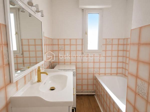 Découvrez ce charmant T2 rénové situé au 2ème étage sur 3 avec ascenseur au sein 
d'une petite copropriété proche du centre ville de Cambo-Les-Bains à pied.

Cet appartement rénové avec goût vous propose une pièce de vie lumineuse
de 26m² avec sa cuisine neuve semi-ouverte, aménagée et équipée pourvue d'une verrière
en accès direct sur un balcon (exposition Sud-Est) bénéficiant d'une belle
vue dégagée sur les montagnes.

Côté nuit, vous profiterez d'une chambre spacieuse de 14m² avec de grands
placards, d'une salle de bain et d'un WC séparé.

Côté extérieur, vous bénéficiez d'une cave privative, d'un parc arboré commun 
ainsi que de plusieurs places de parking libres.

Côté technique : Chauffage électrique avec des radiateurs modernes et neufs,
huisserie PVC et bois, double vitrage, VMC, fibre, interphone.

Les Atouts : Situation géographique idéale pour une vie tout à pied - Balcon -
Intérieur rénové - Petite copropriété - Ascenseur - Belle vue dégagée sur les montagnes

Je suis à votre écoute 7jours/7, je m'adapte à votre planning.