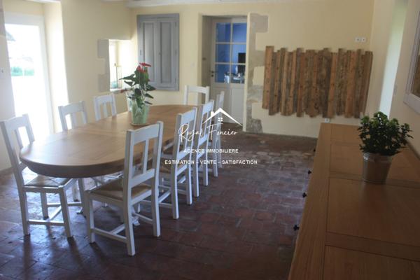 VUE SUR LA CAMPAGNE ET SUR LA PISCINE