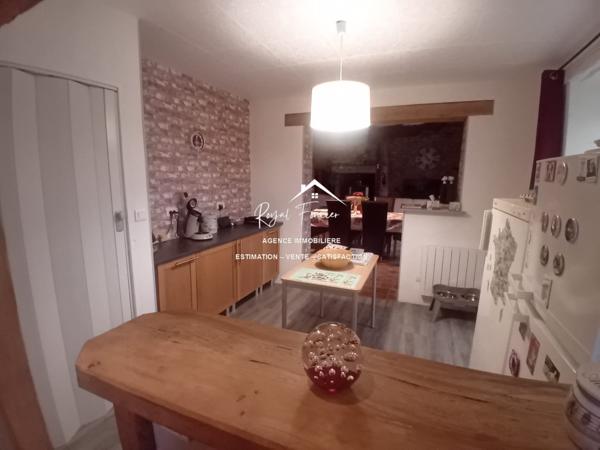 VUE SUR LA CAMPAGNE ET SUR LA PISCINE