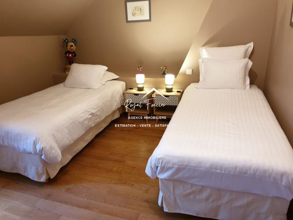 VUE SUR LA CAMPAGNE ET SUR LA PISCINE