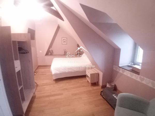 VUE SUR LA CAMPAGNE ET SUR LA PISCINE