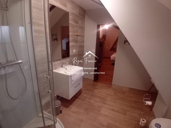 VUE SUR LA CAMPAGNE ET SUR LA PISCINE