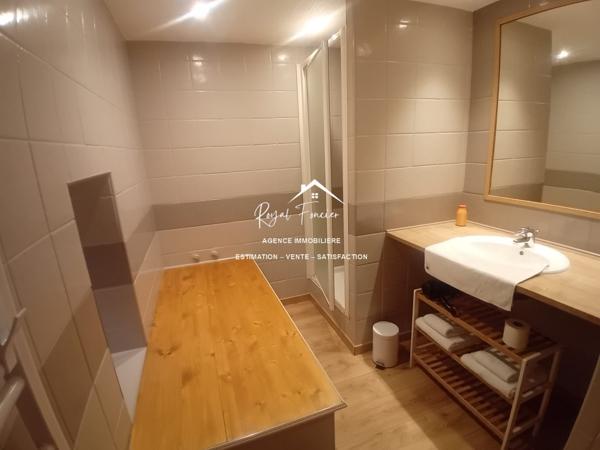 VUE SUR LA CAMPAGNE ET SUR LA PISCINE