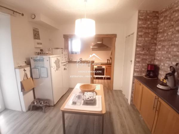 VUE SUR LA CAMPAGNE ET SUR LA PISCINE