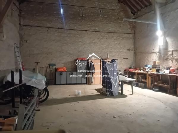 VUE SUR LA CAMPAGNE ET SUR LA PISCINE