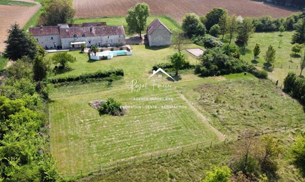 VUE SUR LA CAMPAGNE ET SUR LA PISCINE