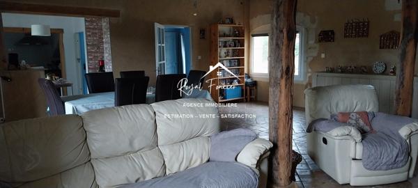 VUE SUR LA CAMPAGNE ET SUR LA PISCINE