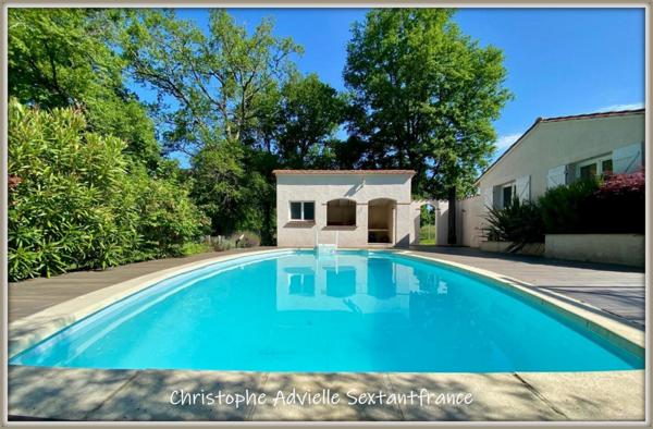 Maison contemporaine , studio d'invités, garage, piscine , pool house sur 5090 M2 de parc