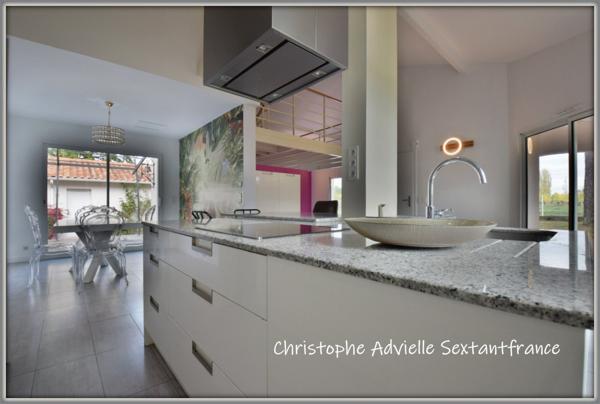 Maison contemporaine , studio d'invités, garage, piscine , pool house sur 5090 M2 de parc