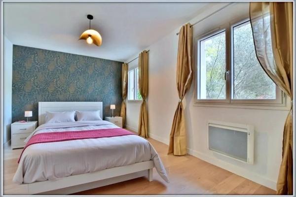 Maison contemporaine , studio d'invités, garage, piscine , pool house sur 5090 M2 de parc