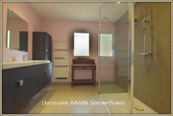 Maison contemporaine , studio d'invités, garage, piscine , pool house sur 5090 M2 de parc