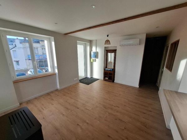 Bel appartement 54 M2 T3, lumineux et climatisé au coeur du village.