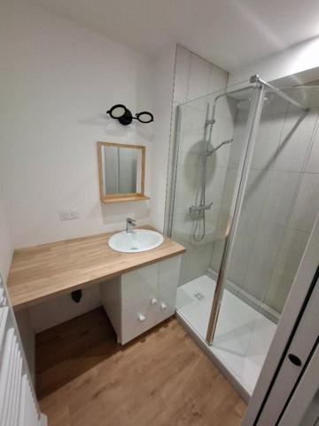 Bel appartement 54 M2 T3, lumineux et climatisé au coeur du village.